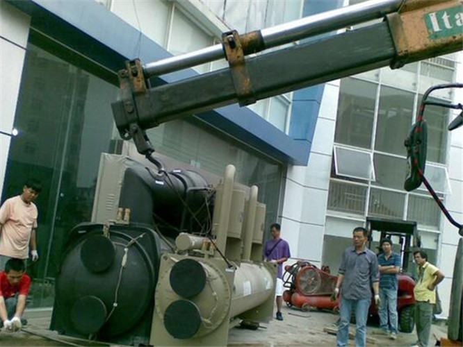 唐河县随车吊和汽车吊的核心区别是什么？哪种更省钱？