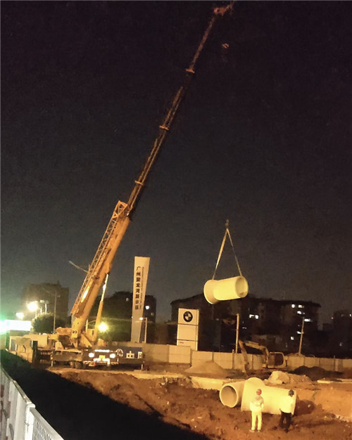 唐河县“弯臂矫正”—— 吊车的 “形变补偿” 技术